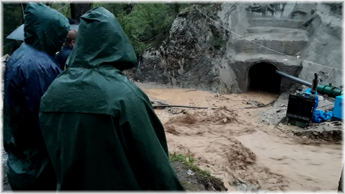 5 gün önce sel sularına kapılan işçiyi arama çalışmaları sürüyor