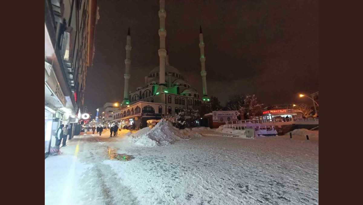 5 katlı binadan koptu: Ağrı'da sarkıtı 51 yaşındaki kişinin üzerine düştü