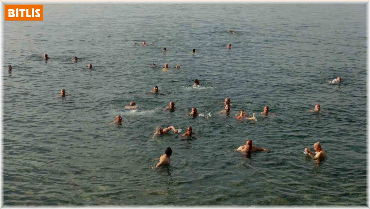 50 ile 70 yaş arasındaki yetişkinler güne Van Gölü'nde yüzerek başlıyor