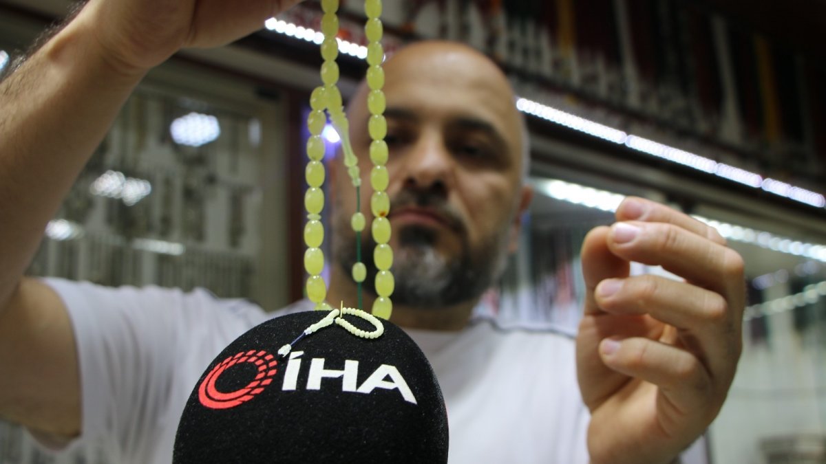 50 milyon yıllık fosil damla kehribardan dünyanın en küçük tespihini yaptı