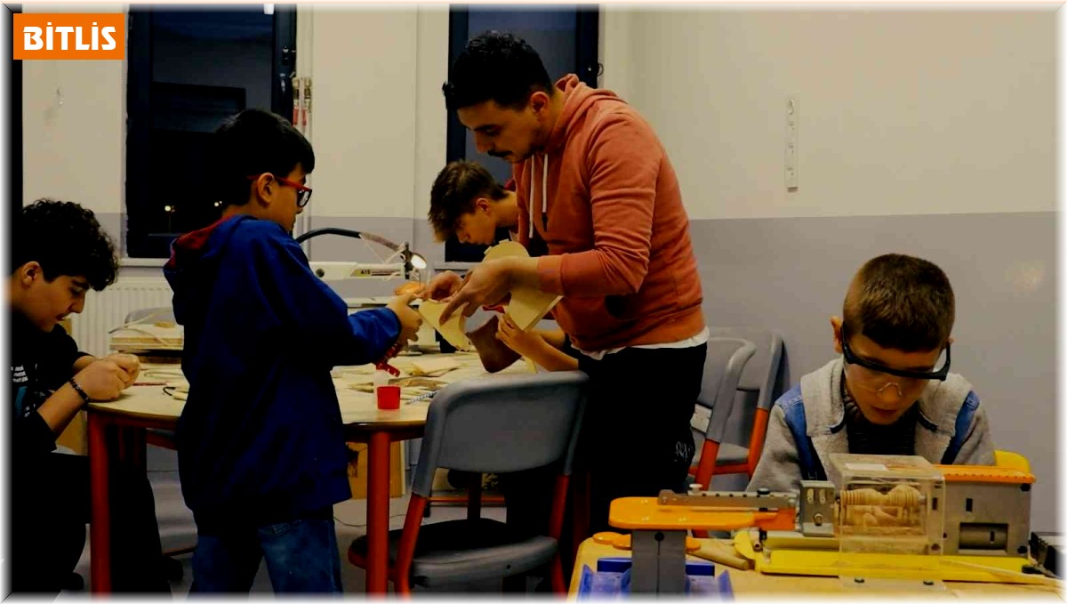 50 öğretmenin görev aldığı "Benim Adım Öğretmen" klibi büyük beğeni topladı