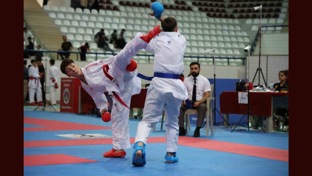 51 İlden bin 200 sporcu Elazığ'da karate için buluştu