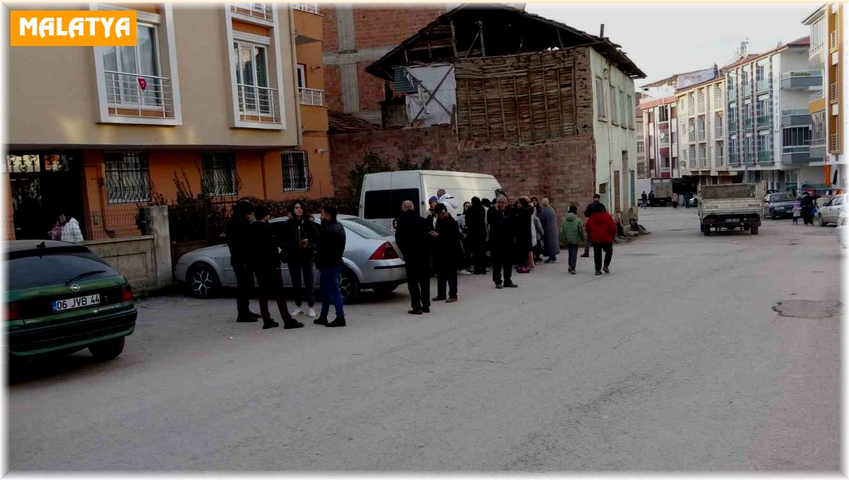 5.2'lik depremle sarsılan Malatyalılar sokaklara döküldü