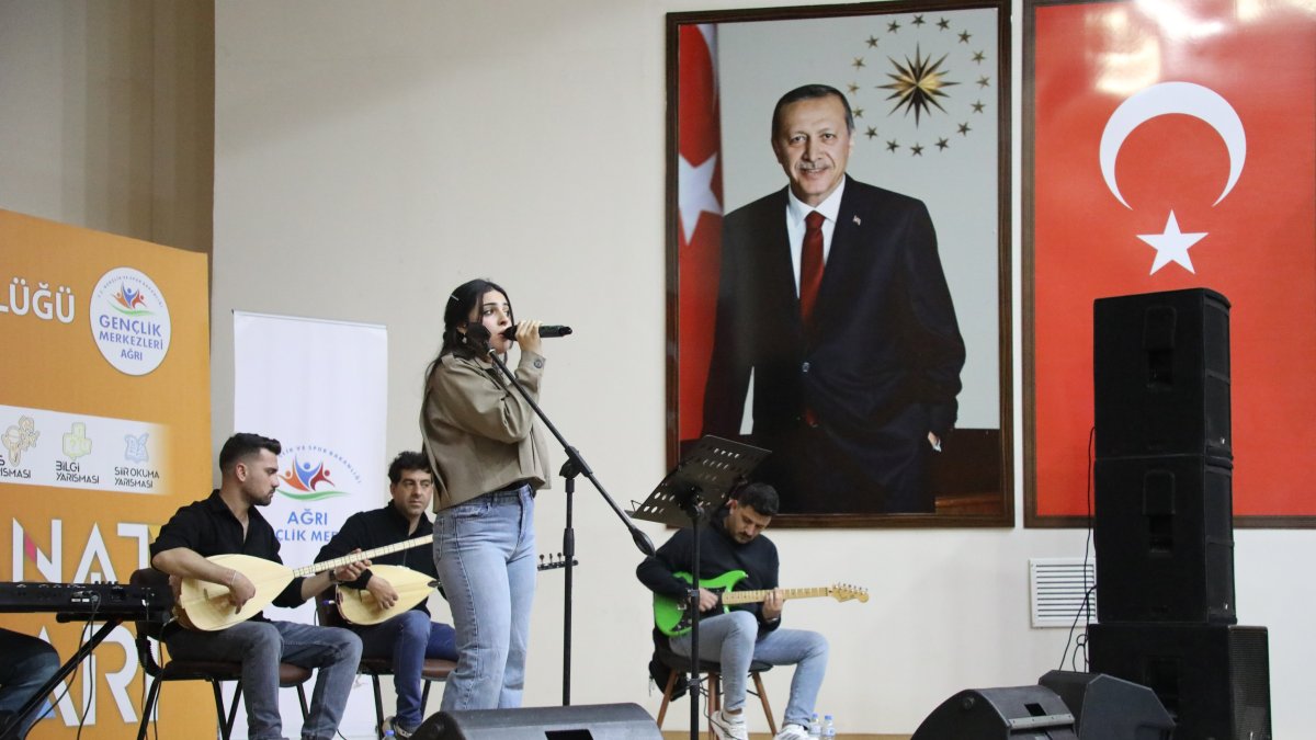 Ağrı, farklı illerden gelen yüzlerce genci spor ve kültür etkinliklerinde buluşturdu