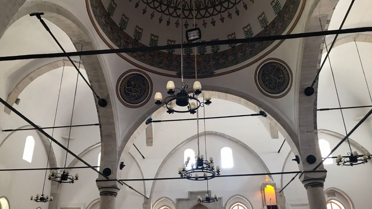 558 yıllık camide bir yılın ardından ilk cuma kılındı