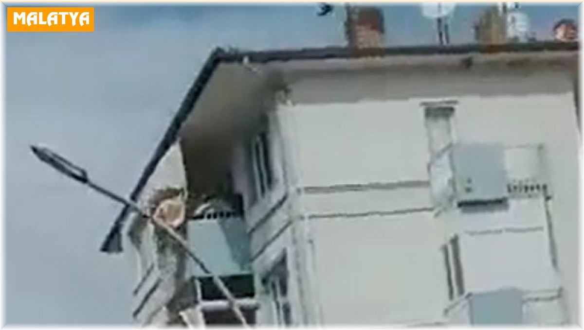 5.6'lık depremde binaların yıkılma anı kameraya yansıdı