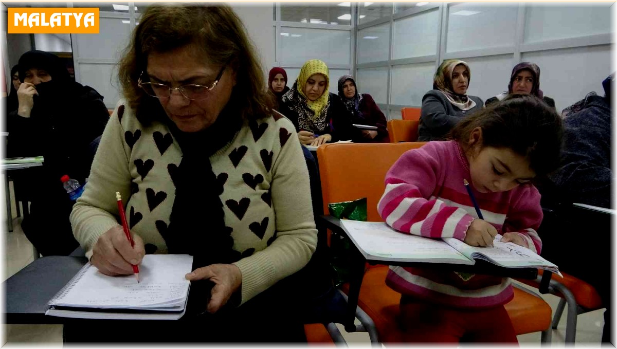 56 yaşında anne oldu, 63 yaşında okuma yazma kursuna başladı