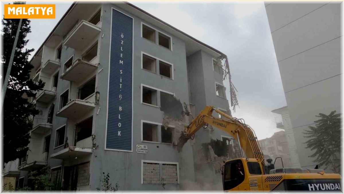 5,9'luk depremle sarsılan Malatya'da ağır hasarlı binalar yıkılıyor