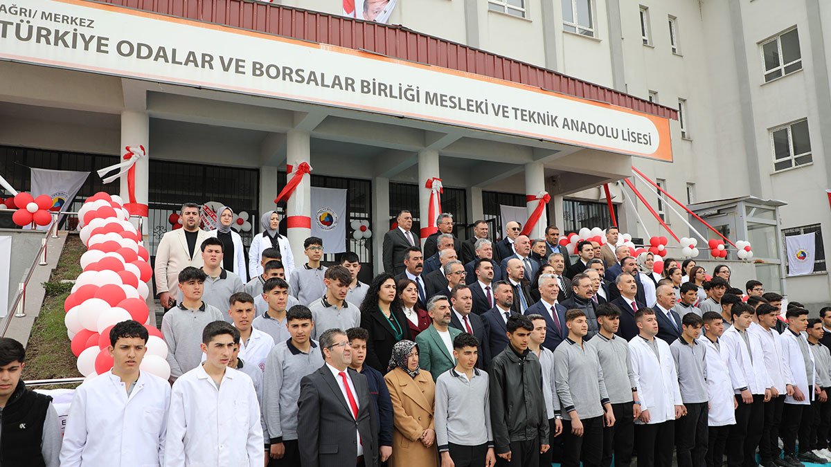 Ağrı'da TOBB Mesleki ve Teknik Anadolu Lisesi törenle açıldı