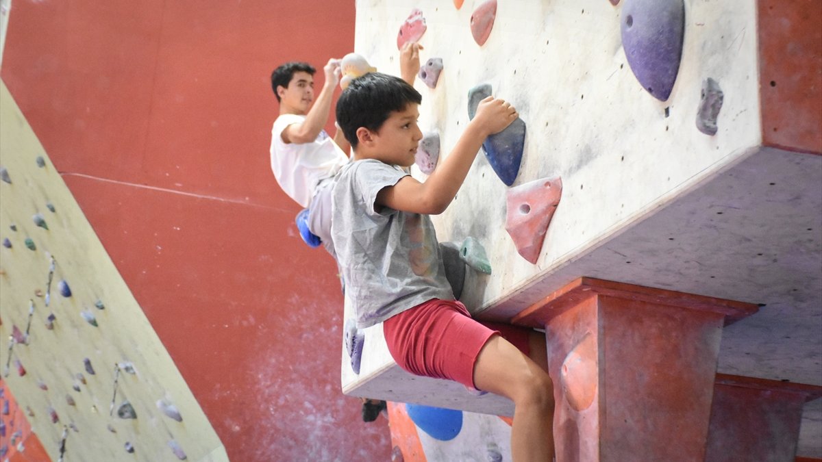 6 madalyalı 9 yaşındaki Aras, tırmanışta uluslararası başarı peşinde