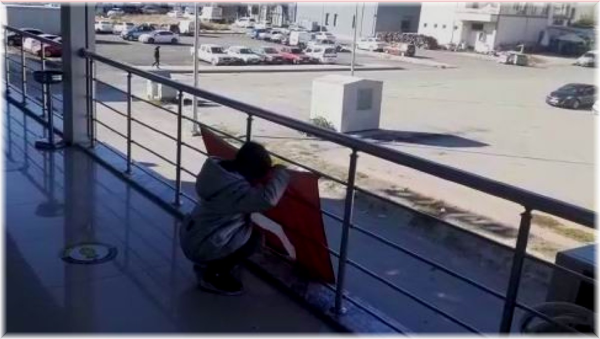 6 yaşındaki kızın bayrak sevgisi: Ters dönen Türk bayrağını önce düzeltti sonra öpüp alnına koydu