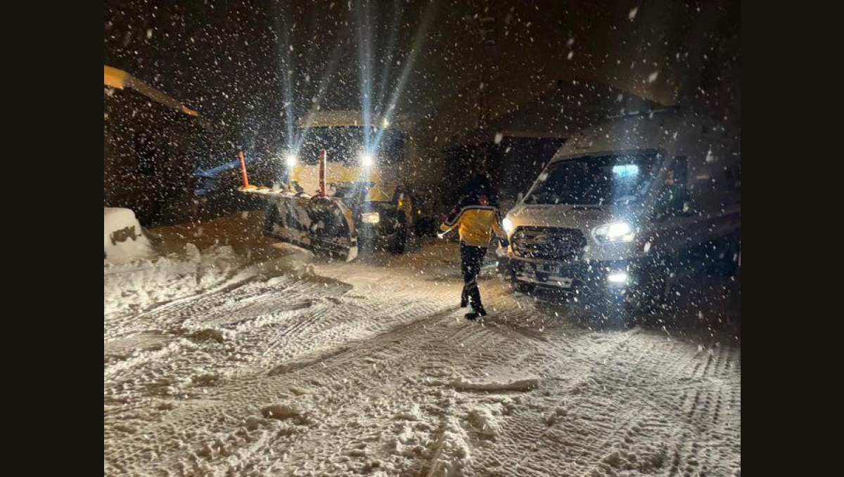 6 yaşındaki Yusuf için karla kaplı köy yolu açıldı