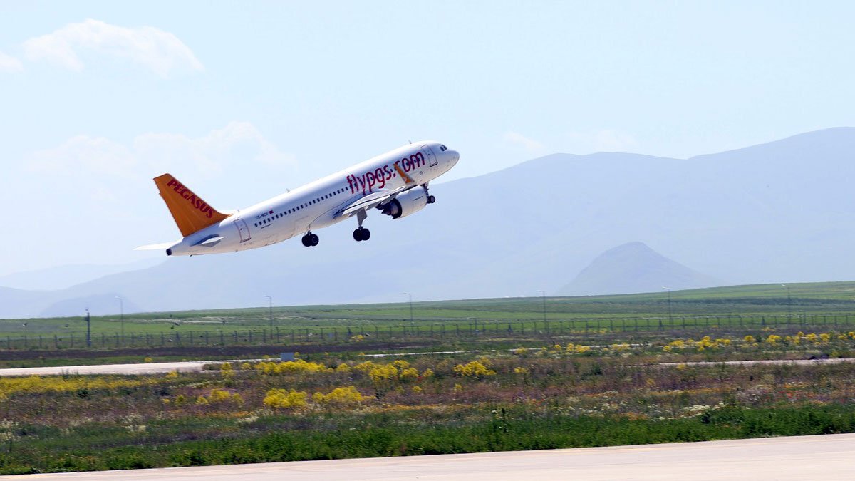 6 Yıl Sonra İlk Uçak İndi: İzmir-Ağrı Seferleri Yeniden Başladı