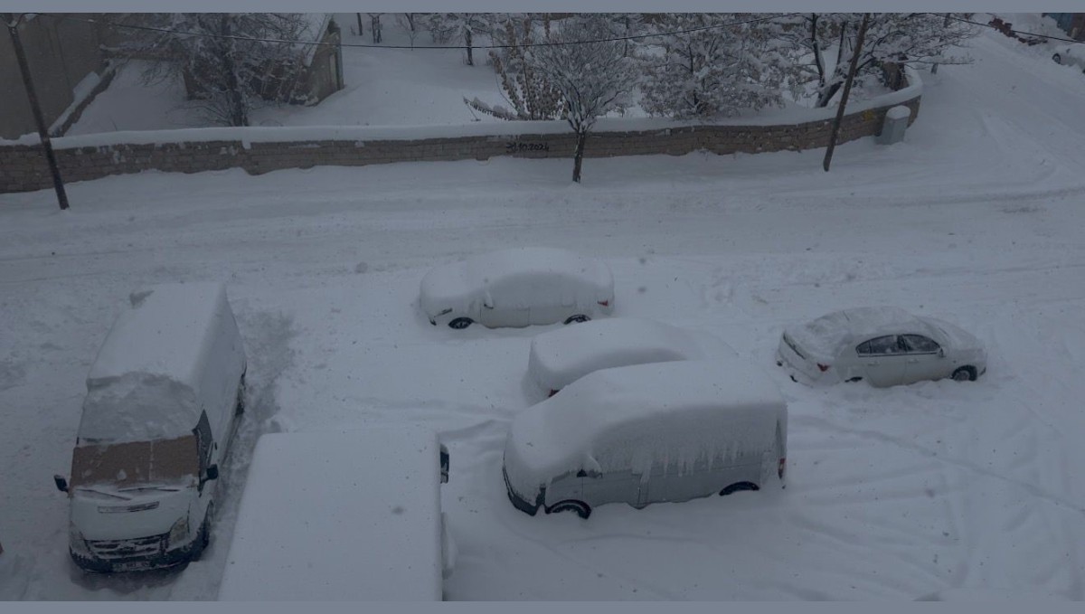 60 Santimetrelik Kar Patnos'ta Hayatı Durma Noktasına Getirdi