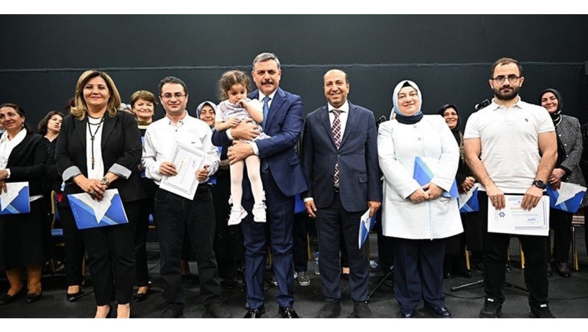 60 yaş üstü tazelenme üniversitesinde yıl sonu coşkusu yaşandı