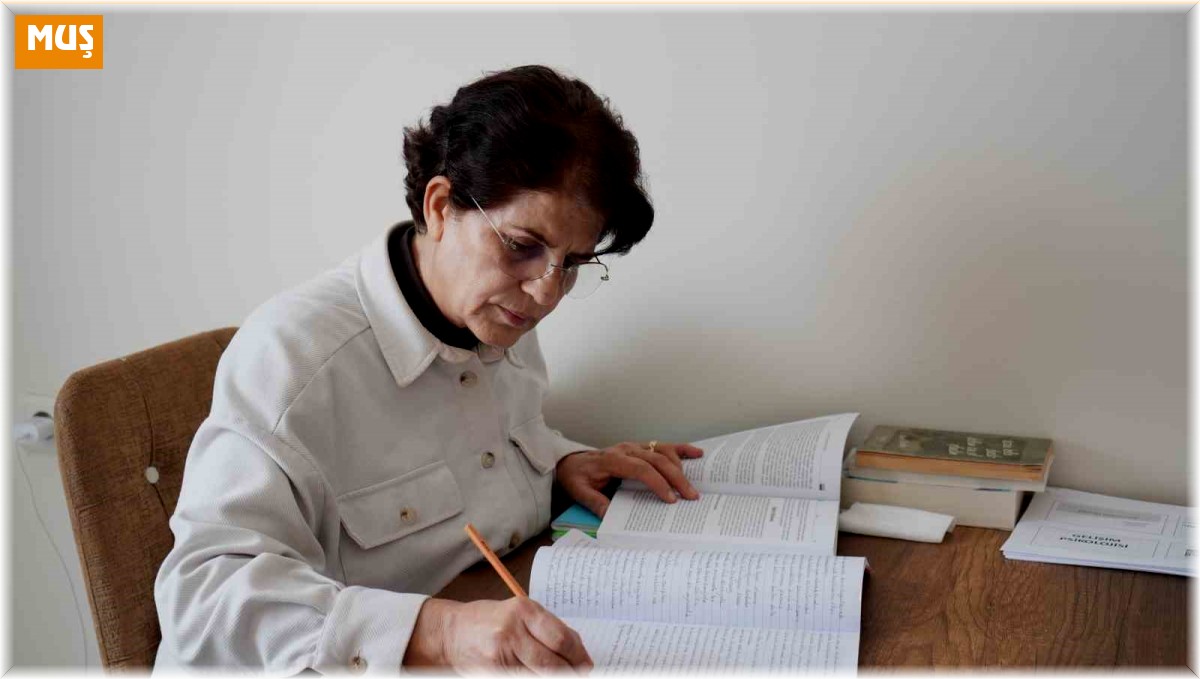 60 yaşında üniversiteyi bitirdi, şimdi gönüllü öğretmen olmak istiyor