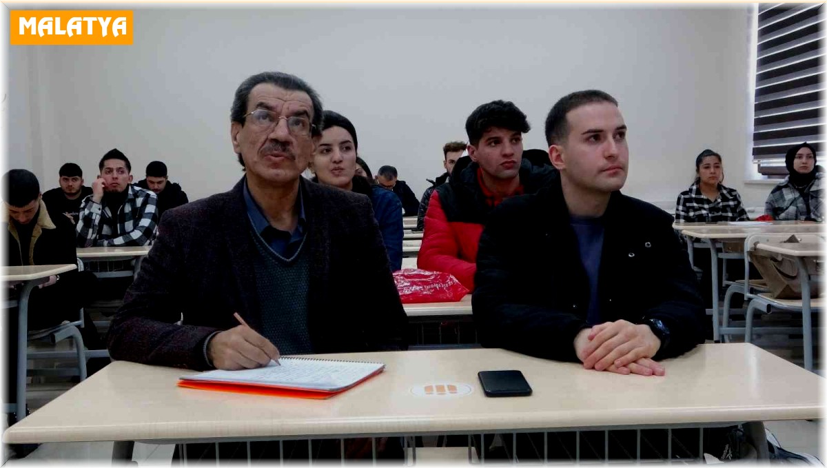 60 yaşındaki emekli öğretmen gazetecilik hayali için sıralara döndü