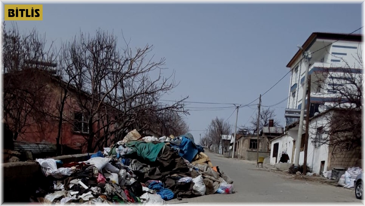 60 yaşındaki kadının evinden 2 kamyon çöp çıkarıldı