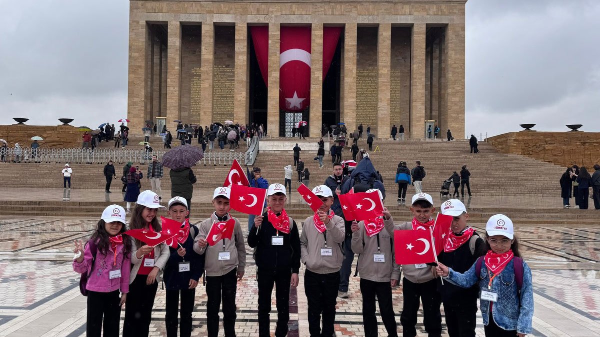 Diyadinli öğrenciler 23 Nisan'da Anıtkabir ve TBMM'yi ziyaret etti