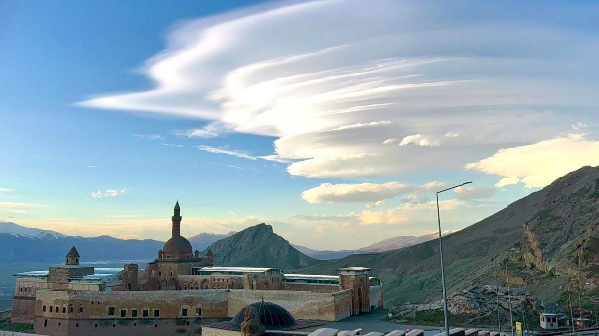 İshak Paşa Sarayı üzerinde beliren mercek bulutları hayran bıraktı
