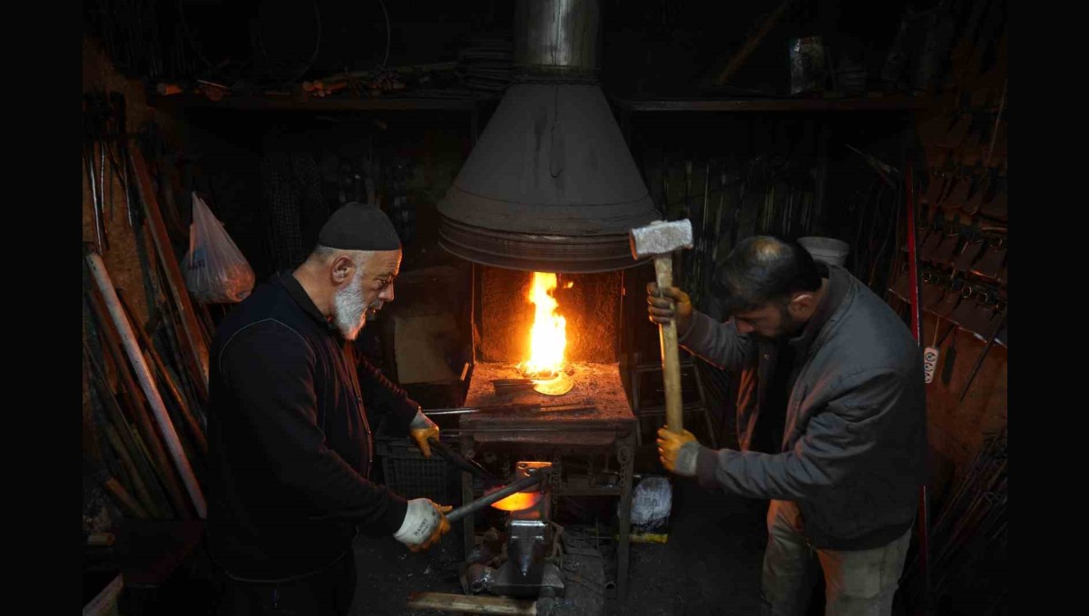 63 yaşındaki Halit Pınar yarım asırlık demircilik geleneğini yaşatıyor