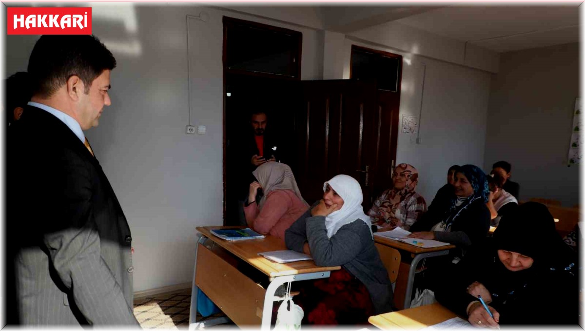 65 yaşındaki anne okuma-yazma öğreniyor