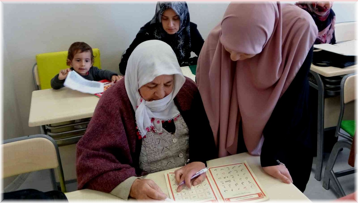 65 yaşındaki Türkan teyze ölen eşi için Kur'an-ı Kerim öğreniyor