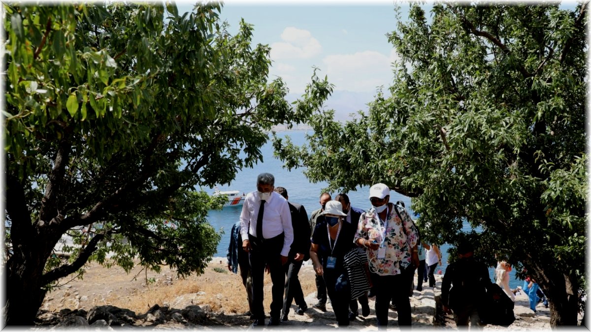 68 ülkenin büyükelçileri ve diplomatları Akdamar Adası'nı gezdi