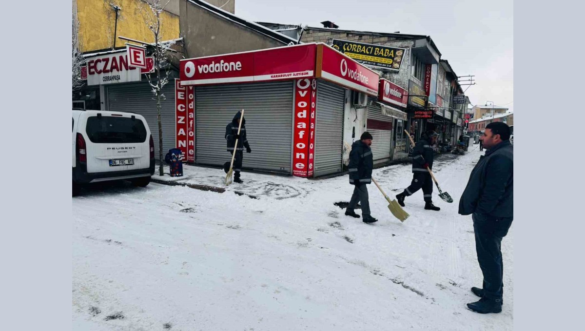7/24 kar mesaisi: Patnos'ta ekipler ana arterlerde görev başında