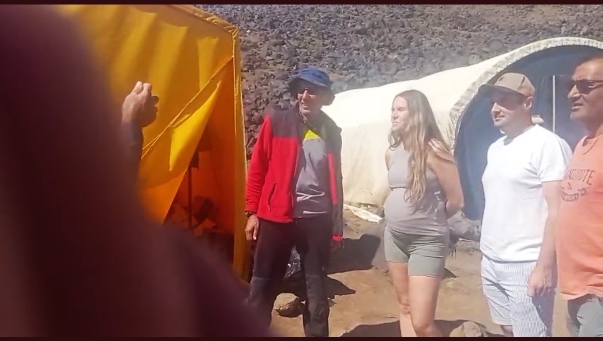 7 Aylık Hamile Turist, 5 Bin 137 Metrelik Ağrı Dağı'na Tırmanıyor