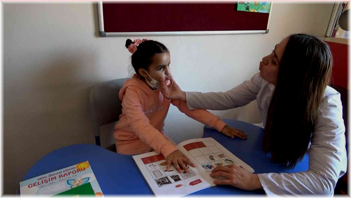 7 yaşındaki Fatma Yaren aldığı özel eğitimle konuşmaya başladı