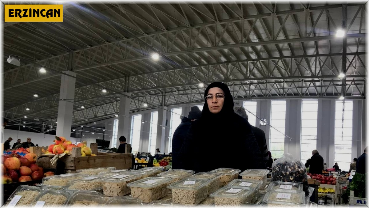 7 yıldır kendi el emeği ürünlerini pazarda satan kadın esnaf aile ekonomisine katkı sağlıyor