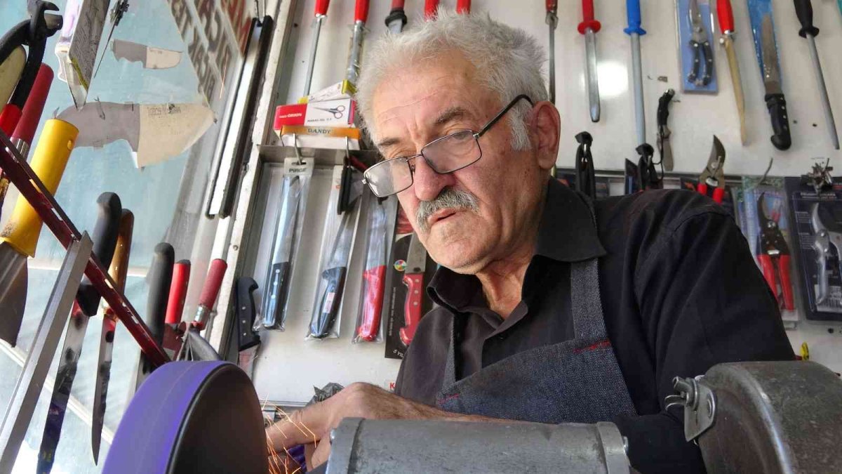 70 yaşındaki bıçak bileme ustasının bayram mesaisi