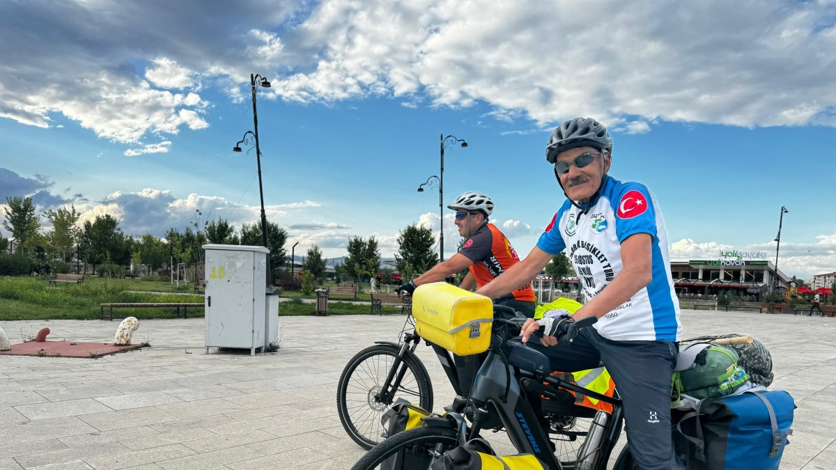 70 yaşındaki emekli, bisikletiyle Anadolu'yu geziyor