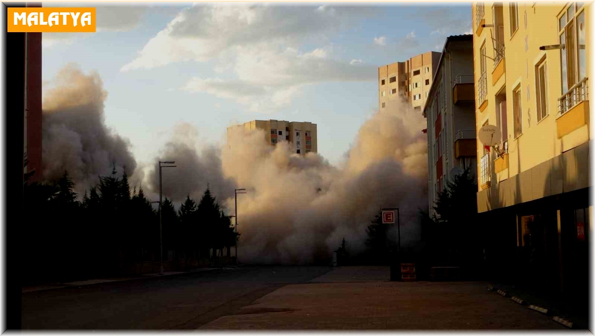700 dairenin bulunduğu 'Yeşil Evler'de patlatıcıyla yıkımlar başladı
