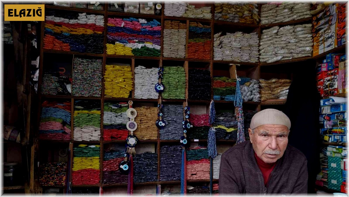 72 yaşındaki Alaattin amca 57 yıldır boncukçuluk yaparak geçimini sağlıyor