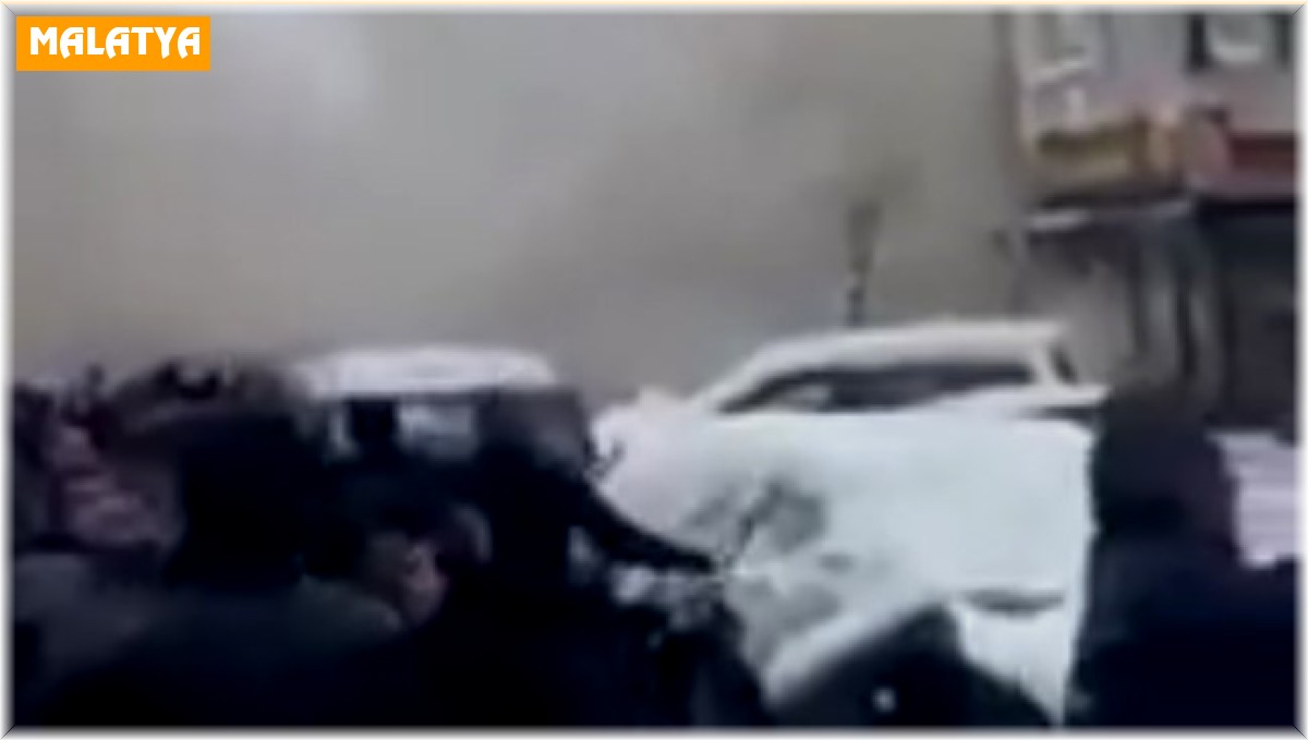 7,6'lık depremde 5 katlı bina yerle bir oldu