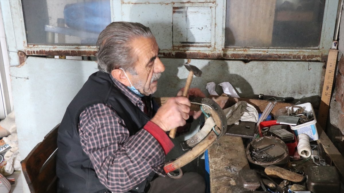 76 yaşındaki saraç ustası mesleğini yaşatmak için zamana direniyor