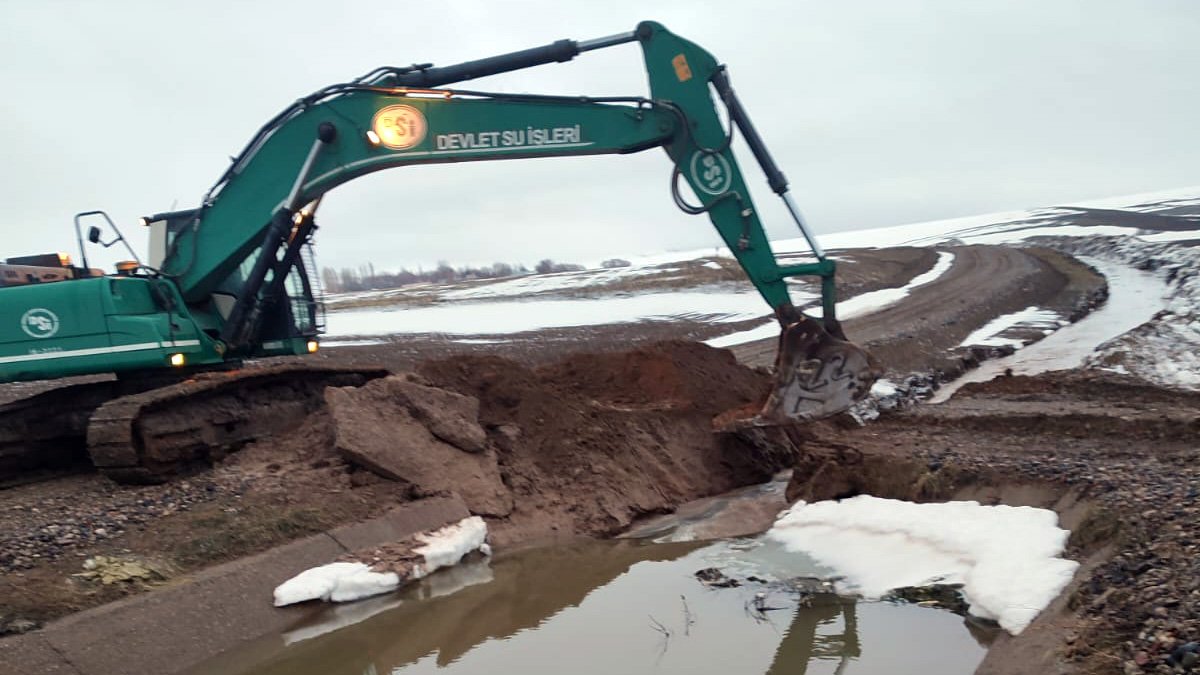 Ağrı’da olası sel felaketine karşı önlem: Dere yataklarında çalışmalar sürüyor