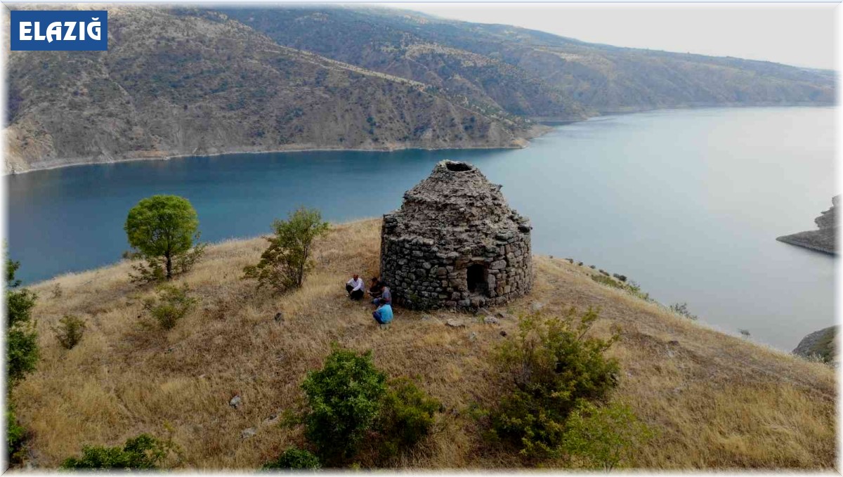 800 yıllık kümbet zamana direniyor