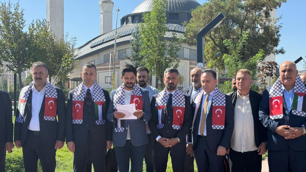 81 ilde eş zamanlı düzenlendi: Ağrı'da boş sıralar Gazze'deki çocukları temsil etti