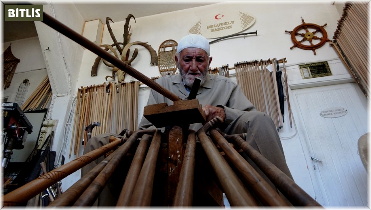 82 yaşındaki ustadan sanat eseri bastonlar
