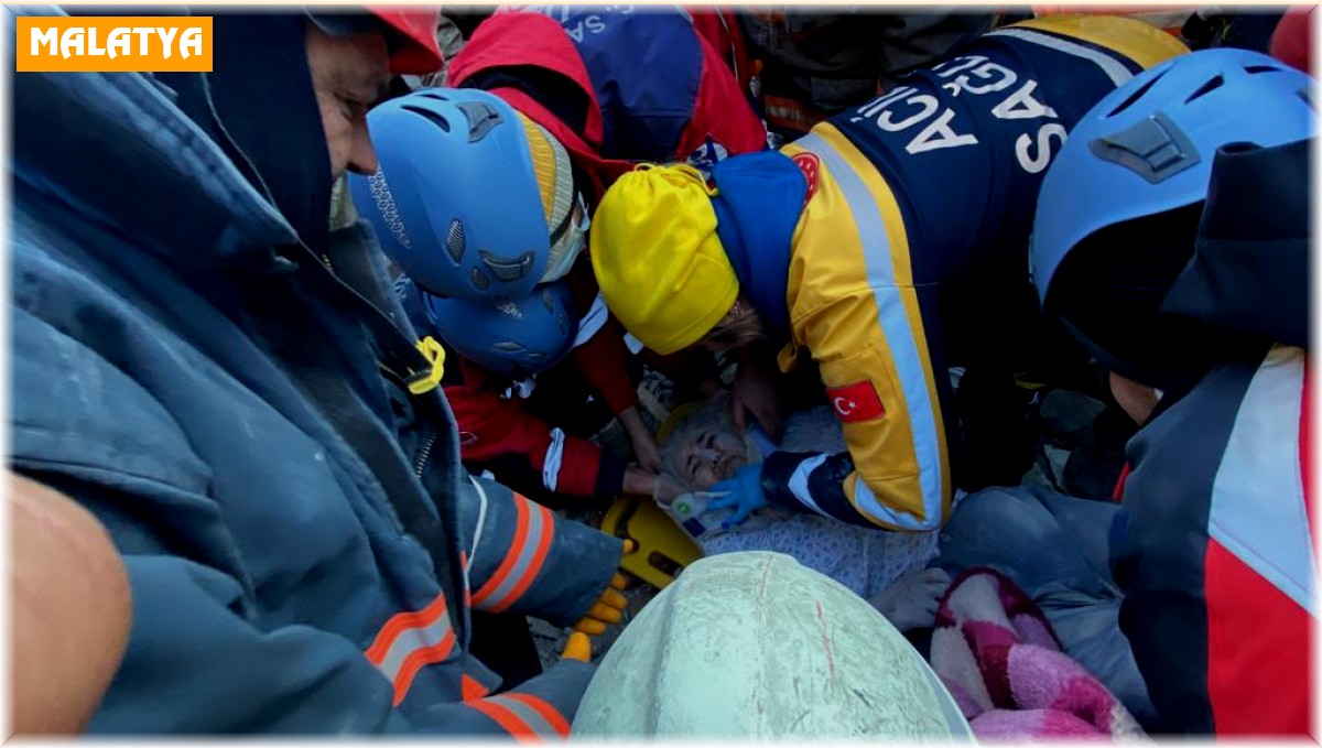 84 yaşındaki Fatma teyze 62 saat sonra enkazdan sağ çıkartıldı