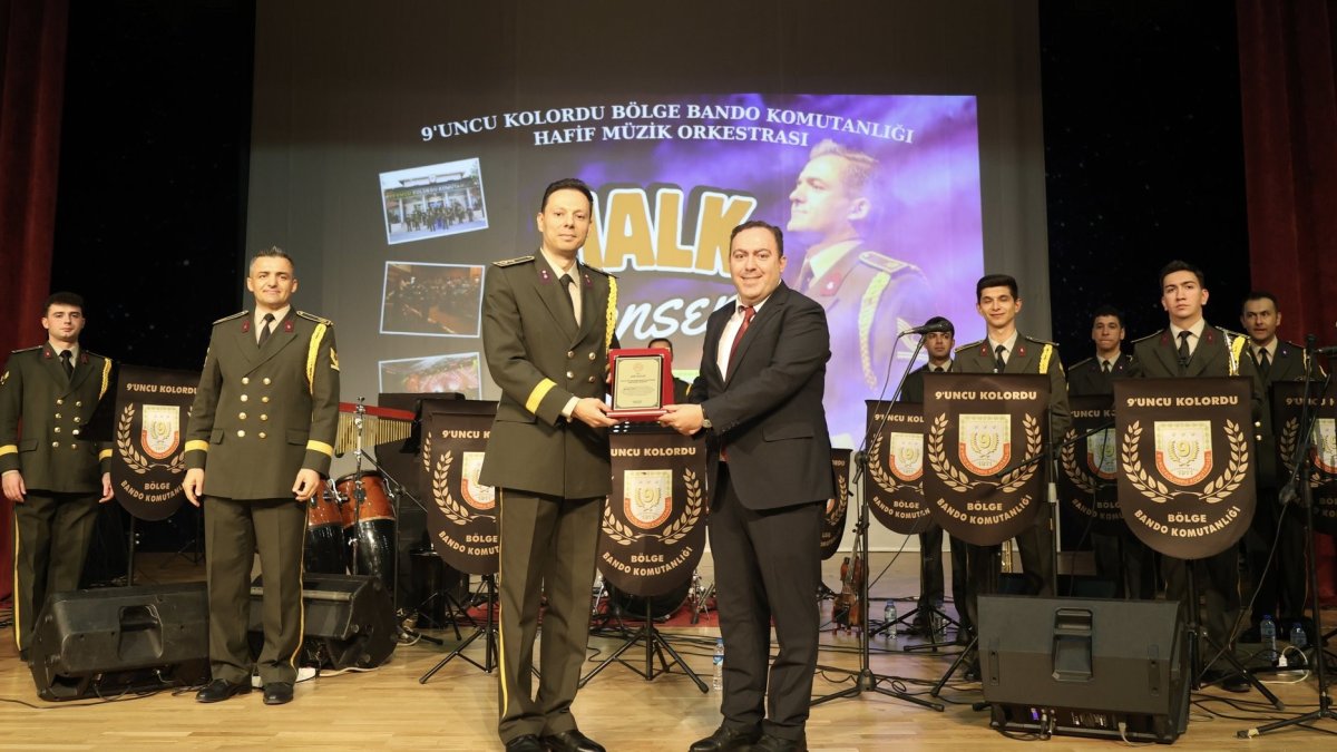 9'uncu Kolordu Orkestrası Ağrı'yı 90'lara Götürdü