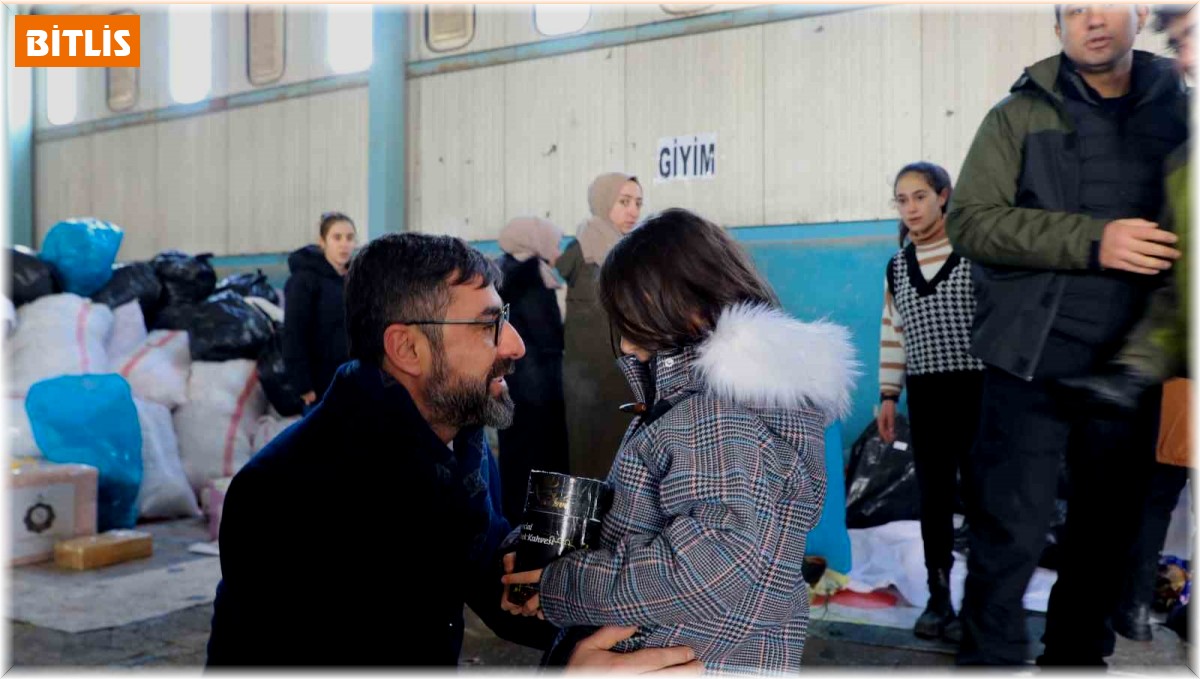 9 yaşındaki minik Zeynep kumbarasını depremzedeler için bağışladı