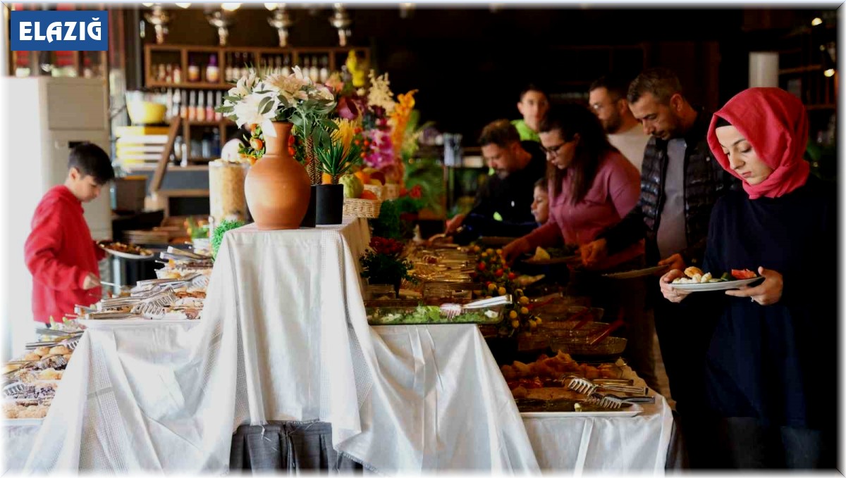 90 çeşit kahvaltıyla önce müşterilerin ardından da hayvanların karınlarını doyuruyorlar