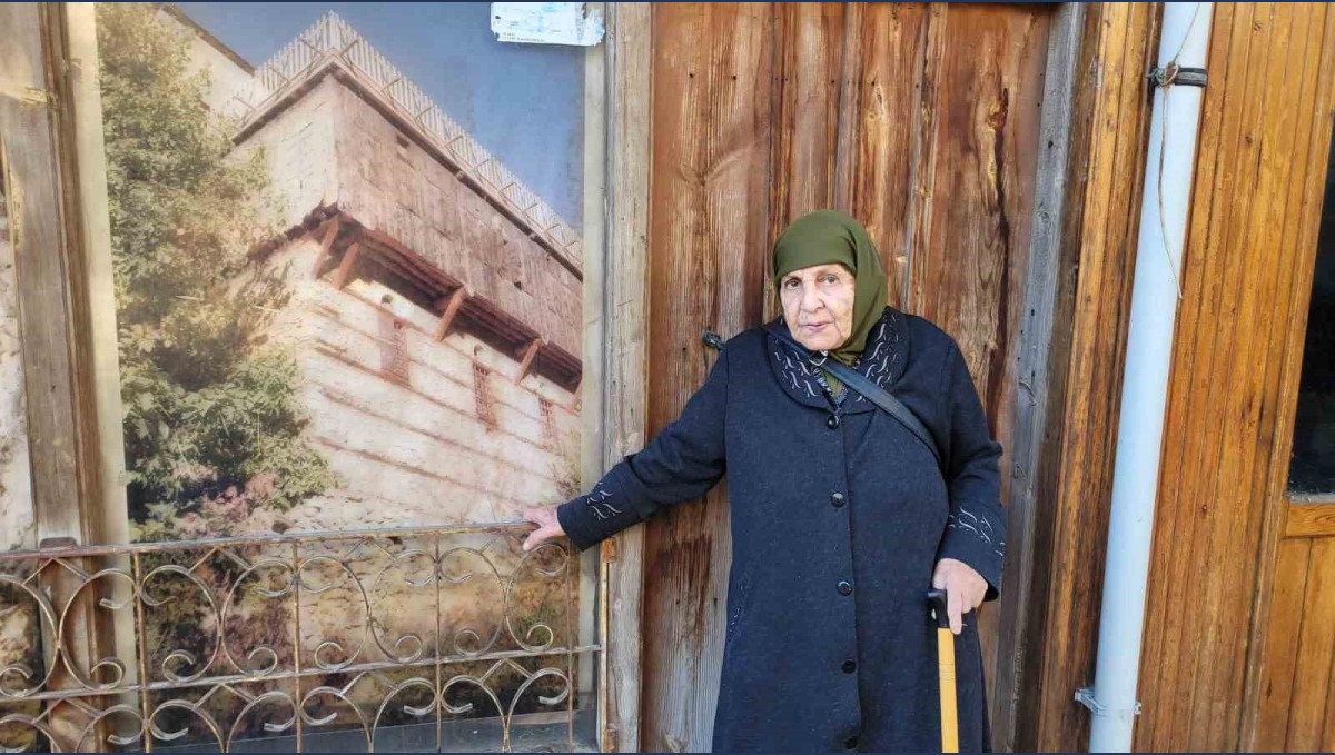 90 yaşındaki Fikriye nine manileriyle hafızalara hayran bırakıyor