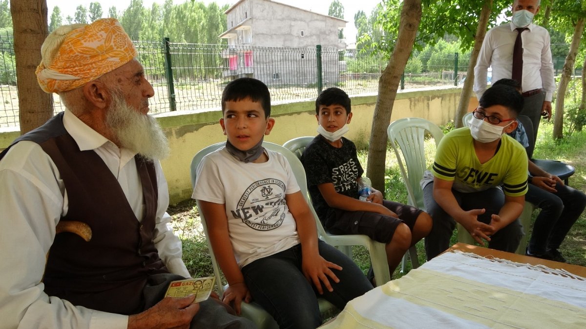 90 yaşındaki Kore Gazisi Hüsnü dededen öğrencilere tarih söyleşisi