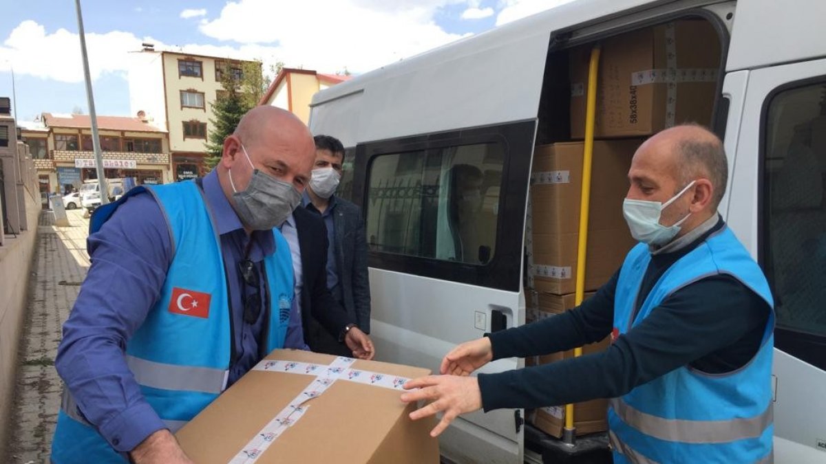 900 çocuğa bayramlık kıyafet hediye edildi