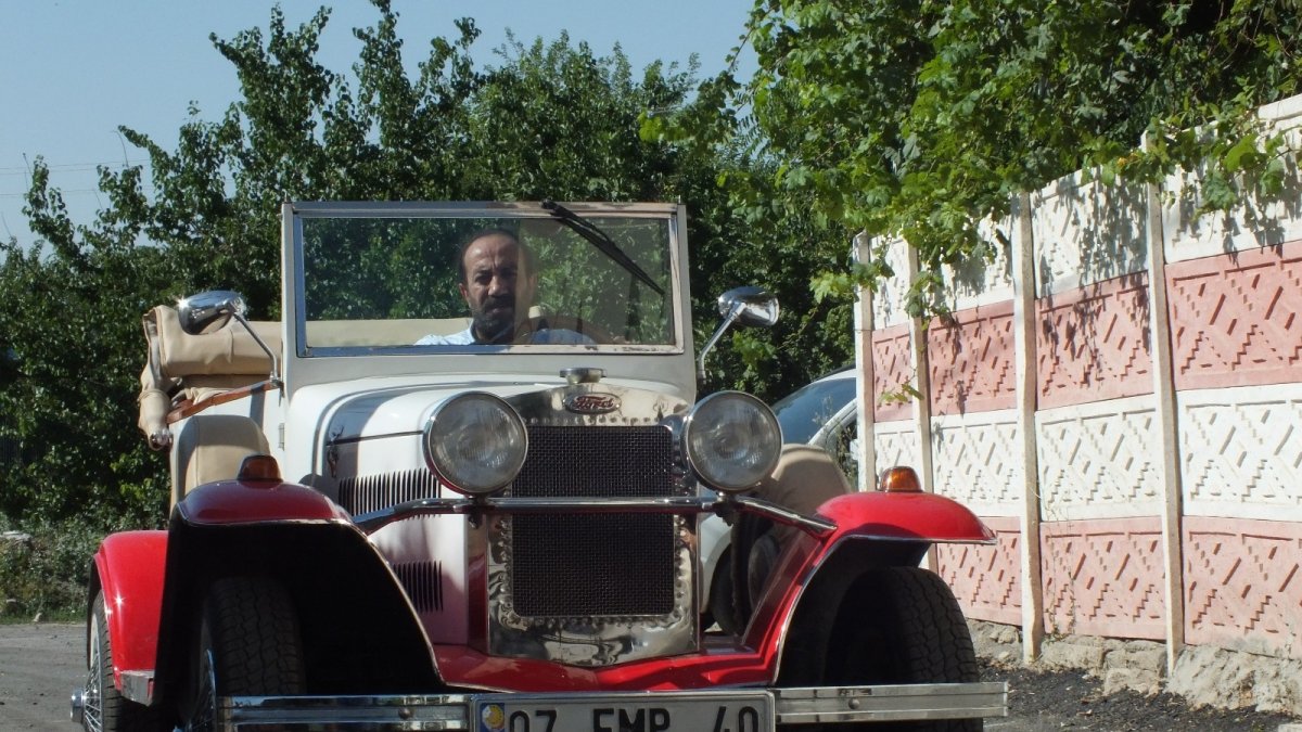 92 yaşındaki klasik aracına gözü gibi bakıyor